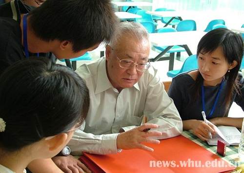 http://news.whu.edu.cn/__local/2/1F/5A/5D9BA3C54F22E62A399C739E1A1_356FE7D8_AF27.jpg